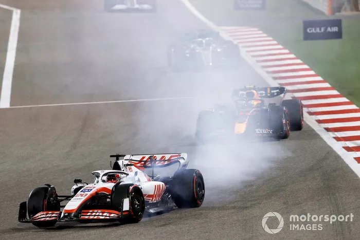 Kevin Magnussen, Haas VF-22, bloquea los frenos delante de Sergio Pérez, Red Bull Racing RB18