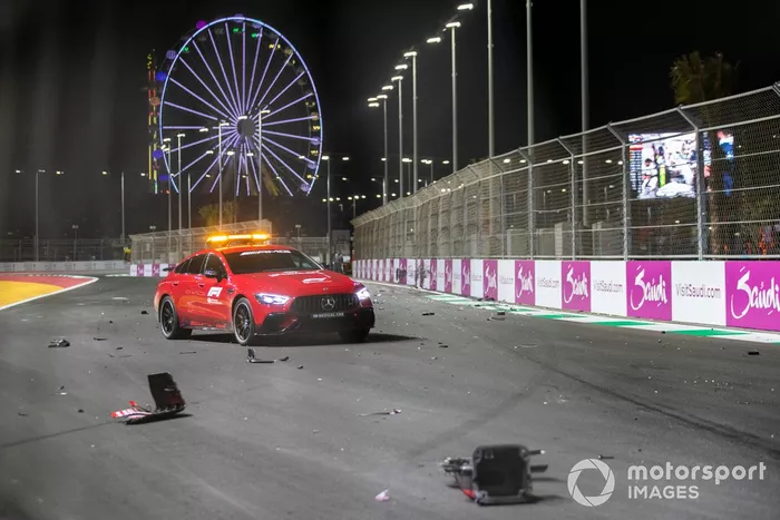 Restos del accidente de Mick Schumacher, Haas VF-22, en la pista