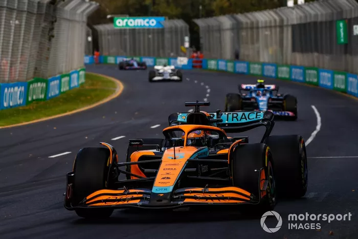 Daniel Ricciardo, McLaren MCL36, Esteban Ocon, Alpine A522