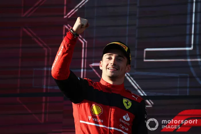 Charles Leclerc, Ferrari, ganador, celebra en el podio