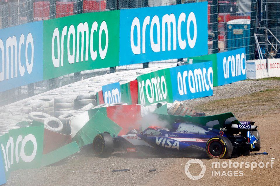 Los coches de Daniel Ricciardo, RB F1 Team VCARB 01 y Alex Albon, Williams FW46 en la barrera de neumáticos tras chocar en la primera vuelta.