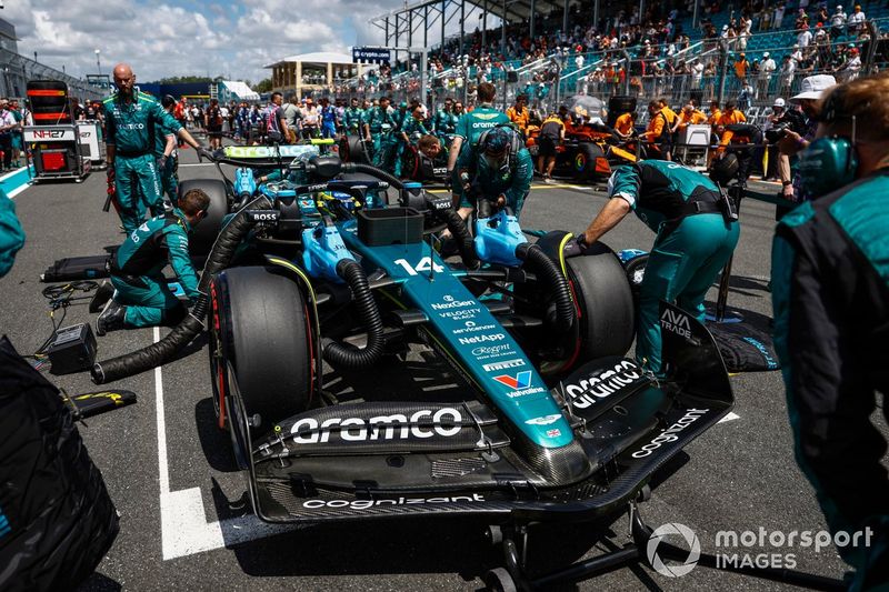 Mecánicos de Aston Martin trabajan en el coche de Fernando Alonso, Aston Martin AMR24