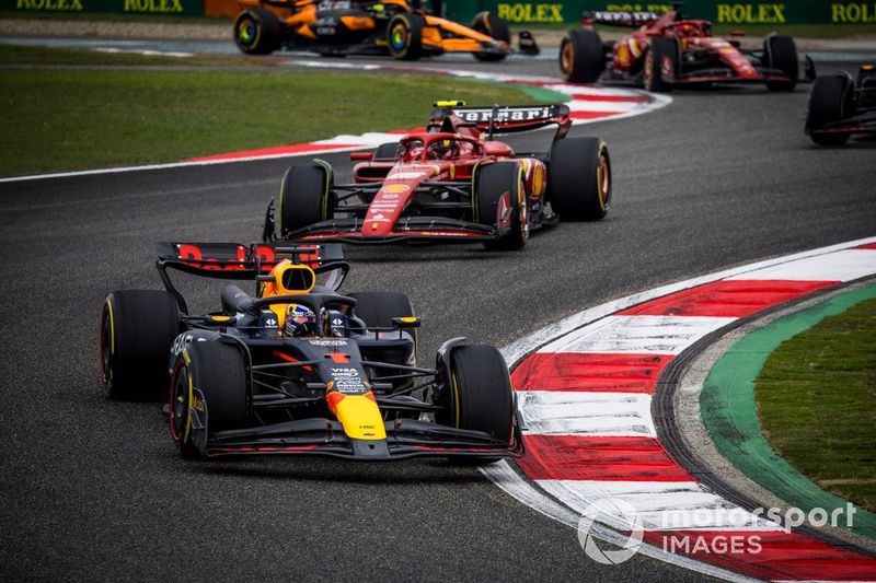 Max Verstappen, Red Bull Racing RB20, Carlos Sainz, Ferrari SF-24