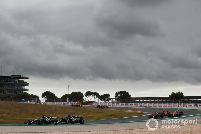 Lewis Hamilton, Mercedes F1 W11, Valtteri Bottas, Mercedes F1 W11, al inicio