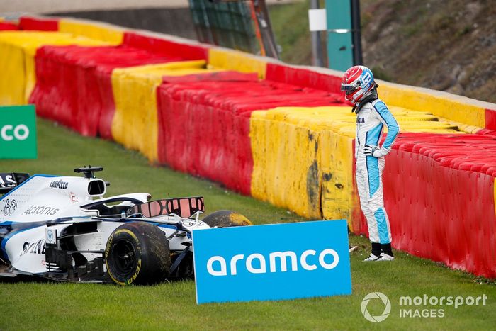 Antonio Giovinazzi, Alfa Romeo Racing C39 choca con la barrera y su neumático suelto golpea el monoplaza de George Russell, Williams FW43