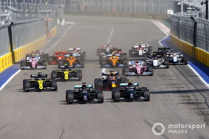 Lewis Hamilton, Mercedes F1 W11 Valtteri Bottas, Mercedes F1 W11, Max Verstappen, Red Bull Racing RB16,  Daniel Ricciardo, Renault F1 Team R.S.20 al inicio