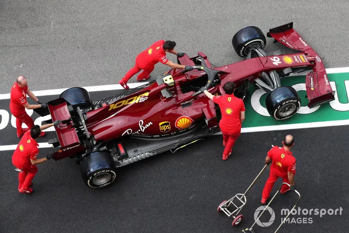 Meccanici spingono la vettura di Charles Leclerc Ferrari SF1000 in pit lane