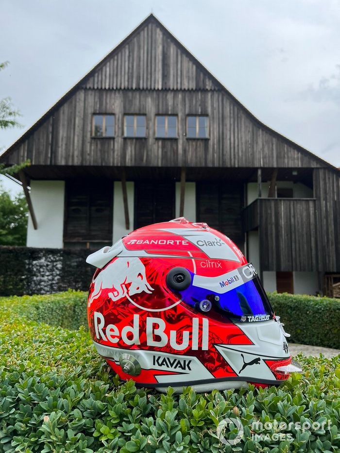 Casco de Sergio Pérez en Austria