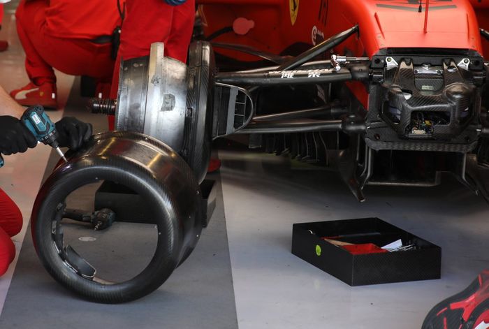 Detalle del Ferrari SF90 adaptado (muleto) con los Pirelli de 18 pulgadas