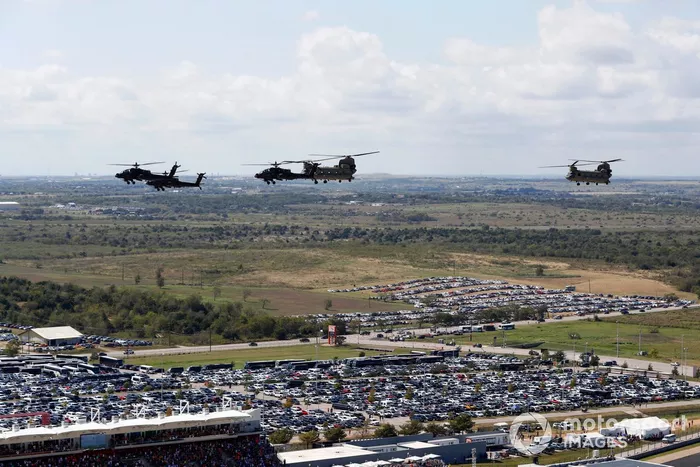 Un trío de AH-64A Apache y un par de CH-47D Chinooks forman la precarga de vuelo