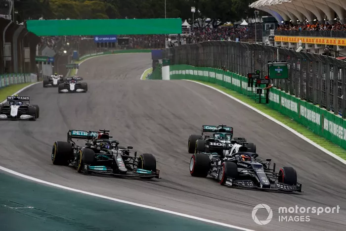 Yuki Tsunoda, AlphaTauri AT02, Lewis Hamilton, Mercedes W12, y Lance Stroll, Aston Martin AMR21