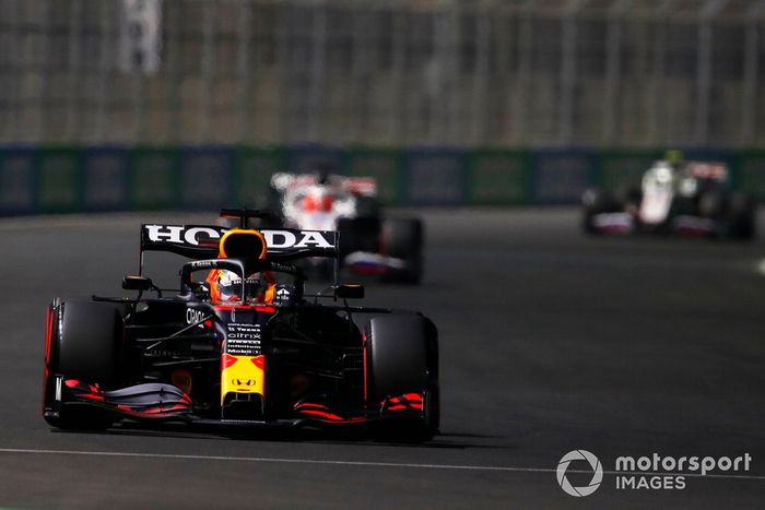 Max Verstappen, Red Bull Racing RB16B, Nikita Mazepin, Haas VF-21
