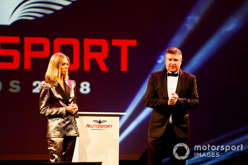 I presentatori Nicki Shields e David Croft, sul palco