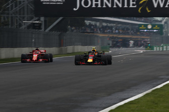 Max Verstappen, Red Bull Racing RB14 e Sebastian Vettel, Ferrari SF71H