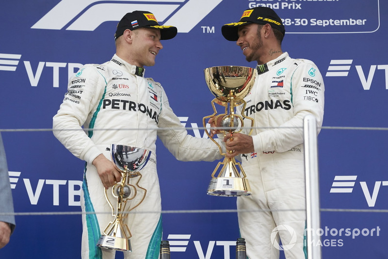 Podyum: James Allison, Mercedes AMG F1 Teknik Direktörü, Valtteri Bottas, Mercedes AMG F1 ve Lewis Hamilton, Mercedes AMG F1