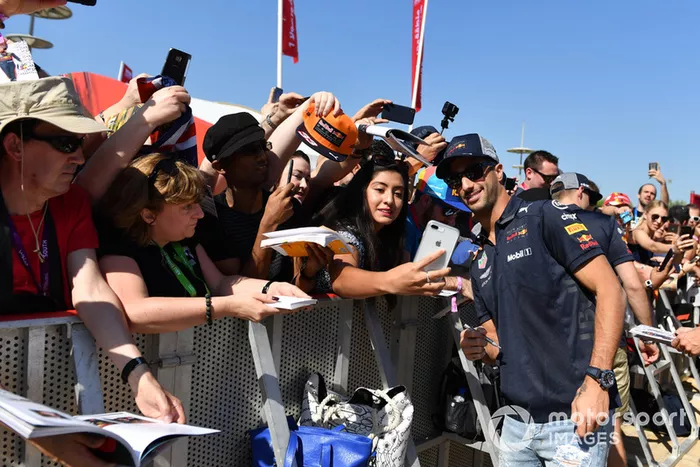 Daniel Ricciardo, Red Bull Racing fans selfie 
