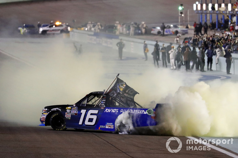Ganador Brett Moffitt, Hattori Racing Enterprises, Toyota Tundra AISIN Group celebra