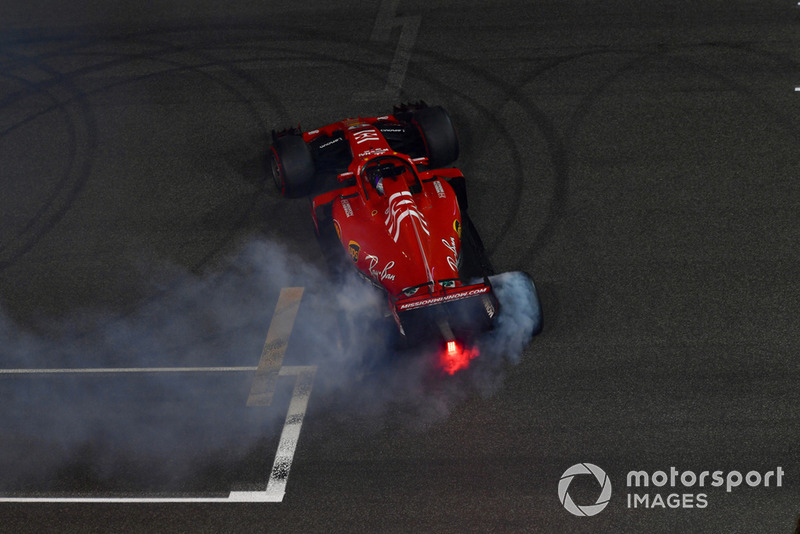 Sebastian Vettel, Ferrari SF71H, esegue dei donut alla fine della gara