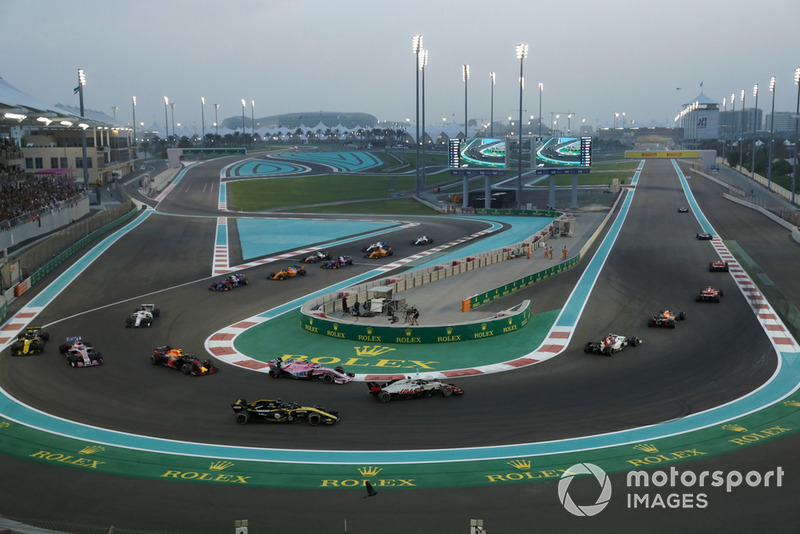 Charles Leclerc, Sauber C37, Romain Grosjean, Haas F1 Team VF-18, Nico Hulkenberg, Renault Sport F1 Team R.S. 18 at the start of the race