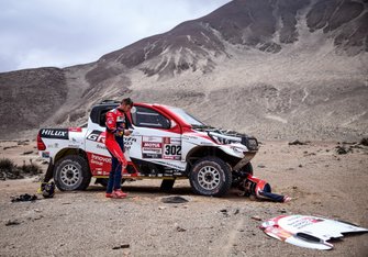 #302 Toyota Gazoo Racing Toyota Hilux: Giniel de Villiers, Dirk von Zitzewitz réparent leur voiture