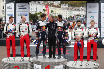 Podium : les vainqueurs Sébastien Ogier, Julien Ingrassia, M-Sport Ford WRT Ford Fiesta WRC, les deuxièmes Jari-Matti Latvala, Miikka Anttila, Toyota Gazoo Racing WRT Toyota Yaris WRC, les troisièmes Esapekka Lappi, Janne Ferm, Toyota Gazoo Racing WRT Toyota Yaris WRC, avec Malcolm Wilson, Team principal de M-Sport