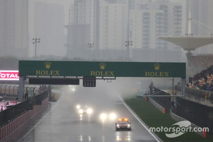 Inicia la carrera bajo safety car