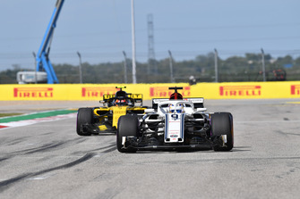 Marcus Ericsson, Sauber C37 et Carlos Sainz Jr., Renault Sport F1 Team R.S. 18