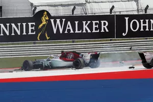 Charles Leclerc, Sauber C37 e Marcus Ericsson, Sauber C37, dopo l'incidente al primo giro