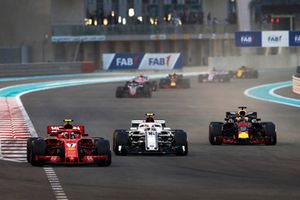 Kimi Raikkonen, Ferrari SF71H, Charles Leclerc, Sauber C37, Daniel Ricciardo, Red Bull Racing RB14, al inicio