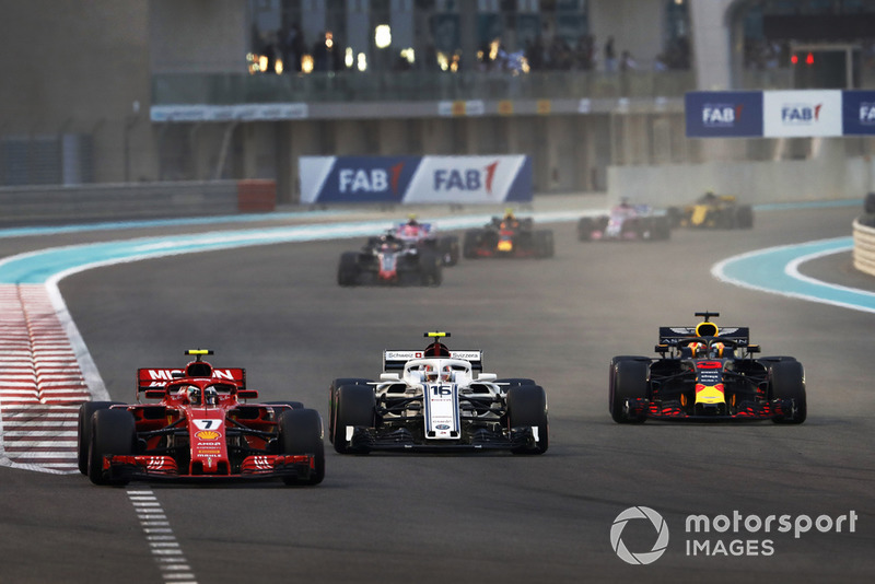 Kimi Raikkonen, Ferrari SF71H, Charles Leclerc, Sauber C37, Daniel Ricciardo, Red Bull Racing RB14, al inicio
