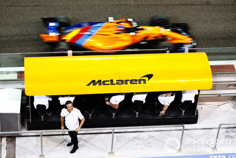 Gil de Ferran, Sporting Director, McLaren, watches the pit ane as Fernando Alonso, McLaren MCL33, passes on the track