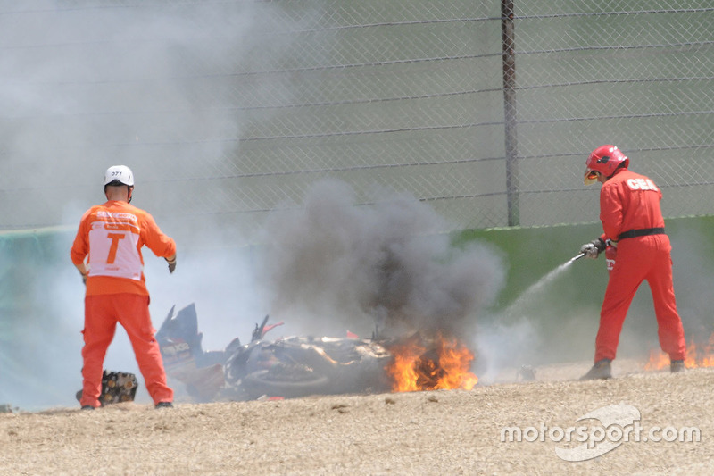 La moto en fuego de Eugene Laverty, Milwaukee Aprilia World Superbike Team