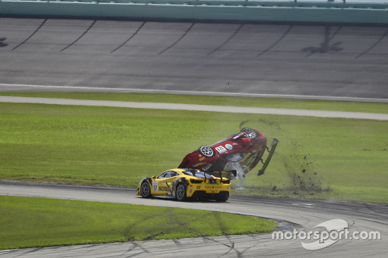 Choque del #124 Ferrari of Long Island Ferrari 488 Challenge: Jerome Jacalone