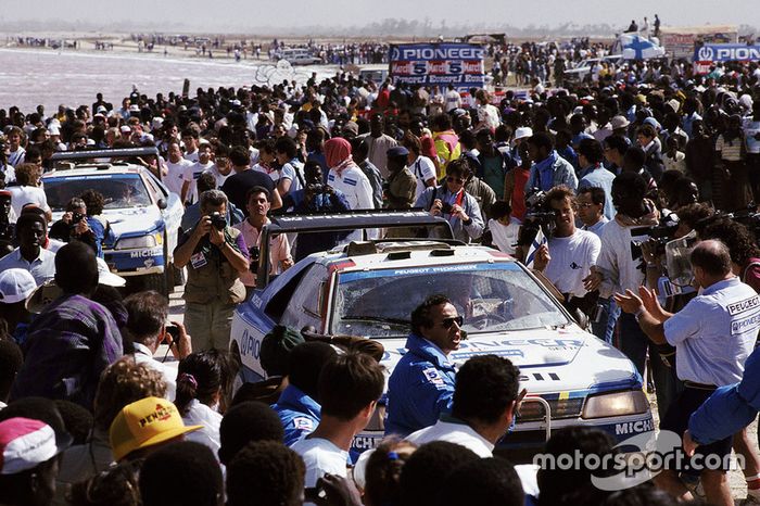 Peugeot 405 en la playa de Dakar