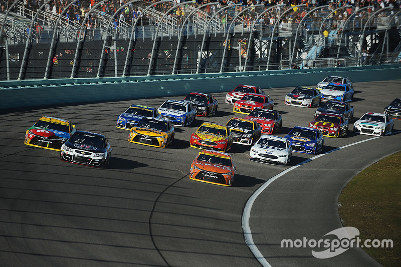 Restart: Kevin Harvick, Stewart-Haas Racing Chevrolet, Carl Edwards, Joe Gibbs Racing Toyota lead