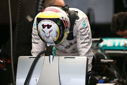 Lewis Hamilton, Mercedes AMG F1 W07 Hybrid homenajea en su casco al Dr. Aki Hintsa
