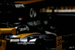 Renault RS17: Seitenkasten