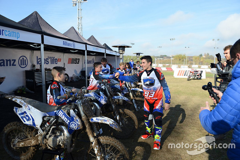 Marc Marquez con los participantes