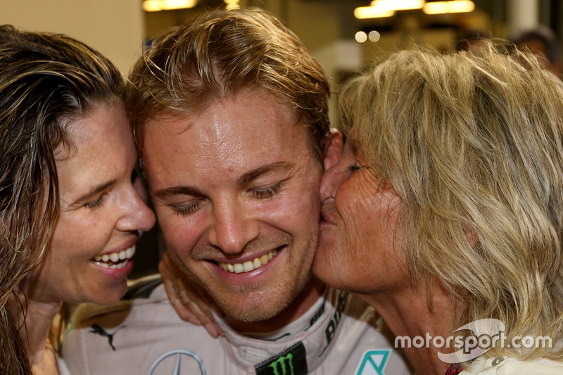 Nico Rosberg, de Mercedes AMG F1 celebra su campeonato del mundo con esposa Vivian Rosberg y madre S