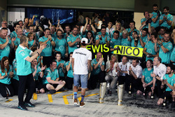 Lewis Hamilton, Mercedes AMG F1 celebrates mit Thomas Weber, Mitglied des Ausichtsrates der Daimler