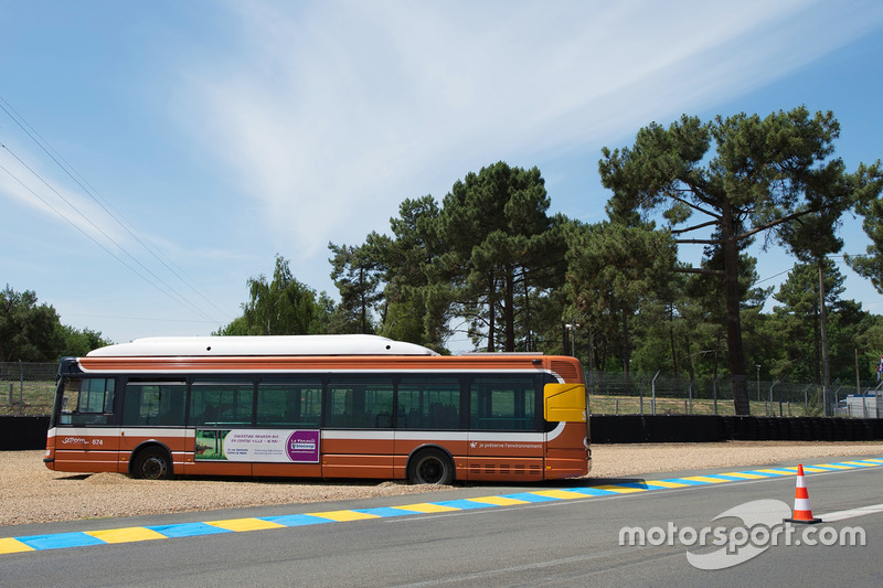 Un bus bloqué dans le bac à gravier du virage de Mulsanne