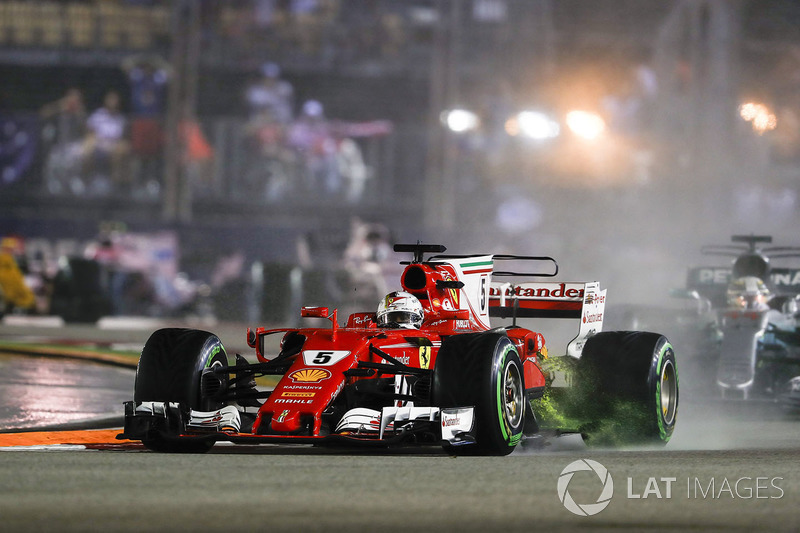 Brutal imagen con el agua saliendo del radiador del SF70H Vettel