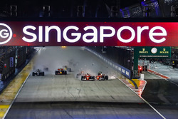 L'incidente di Sebastian Vettel, Ferrari SF70H, Max Verstappen, Red Bull Racing RB13, Kimi Raikkonen, Ferrari SF70H alla partenza