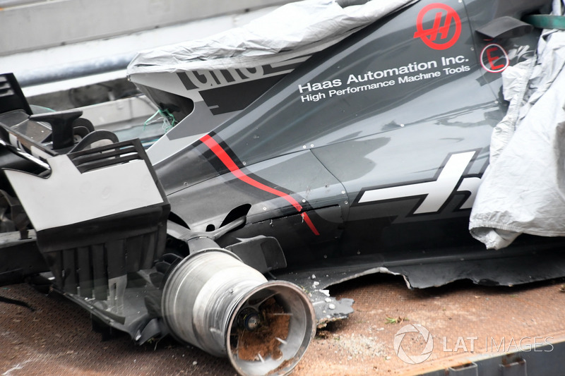 The crashed car of Romain Grosjean, Haas F1 Team VF-17