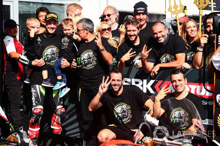 Ganador de la carrera y campeón 2017 Jonathan Rea, Kawasaki Racing