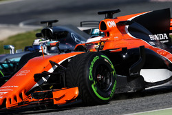 Stoffel Vandoorne, McLaren MCL32; Valtteri Bottas, Mercedes AMG F1 W08