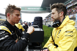 Nico Hulkenberg, Renault Sport F1 Team, talks with his engineer on the grid