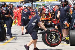 Max Verstappen, Red Bull Racing RB13 pit stop