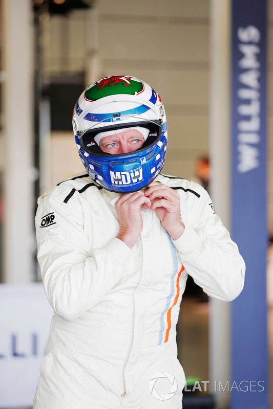 Mark Hazell se prepara para una carrera en el coche de  Carlos Reutemann Williams FW07B