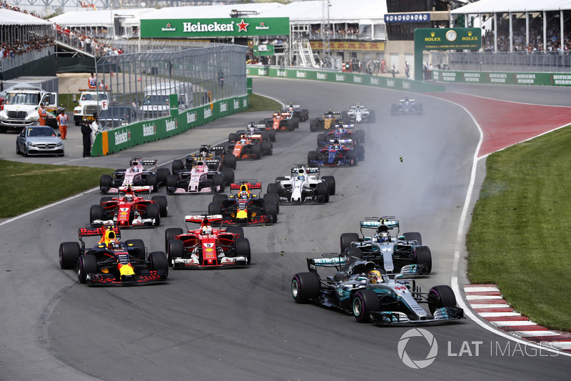 Lewis Hamilton, Mercedes AMG F1 W08, Valtteri Bottas, Mercedes AMG F1 W08, Sebastian Vettel, Ferrari SF70H, Max Verstappen, Red Bull Racing RB13, et le reste du peloton au départ